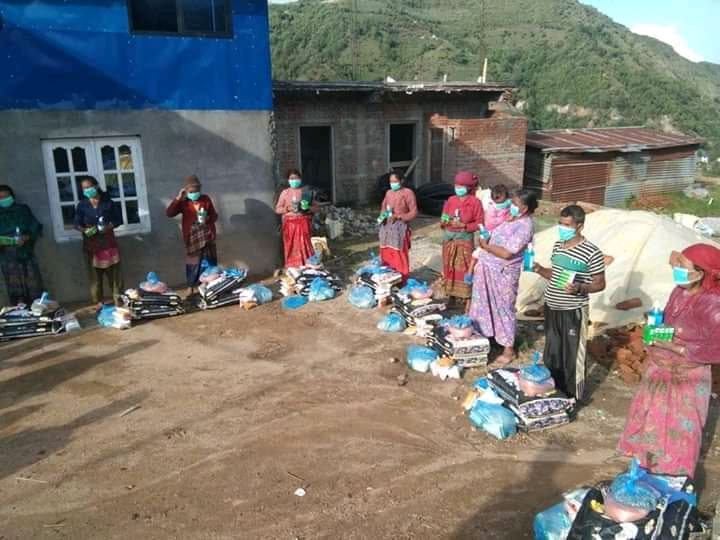 तागाउ डाँडा नुवाकोटका युवाहरुले राहात बितरण गर्दै