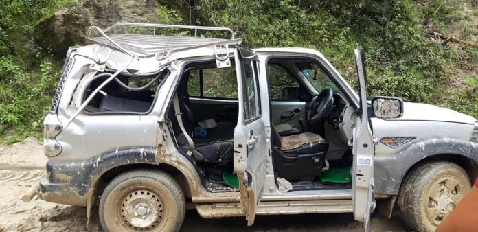 सोलुखुम्बुको सिस्नेरी पहिरोमा ढुङ्गा खस्दा गाडी कुच्चियो, एकजना घाइते