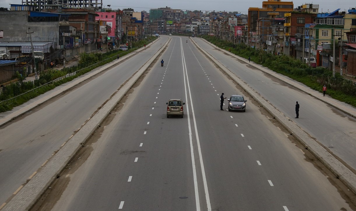 निषेधाज्ञा उल्लंघन गर्नेलाई होल्डिङ सेन्टरमा राख्दै, छाड्दै