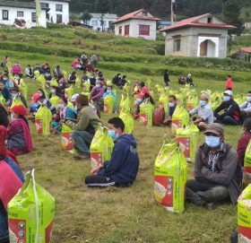 जेष्ठ नागरिक तथा विपन्न परिवारलाई खाद्यान्न वितरण