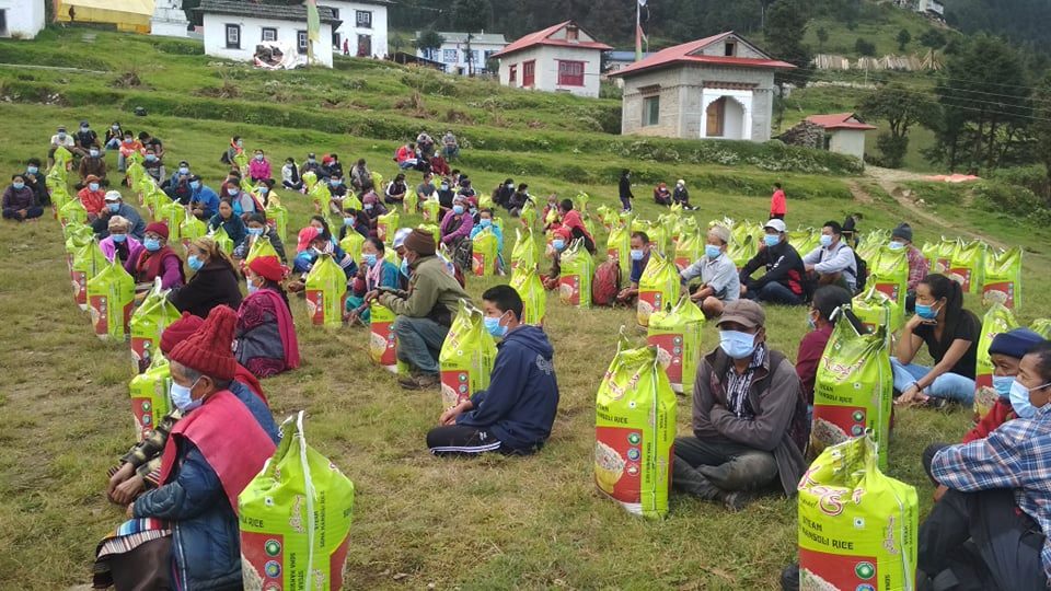 जेष्ठ नागरिक तथा विपन्न परिवारलाई खाद्यान्न वितरण