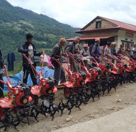 सोलुखुम्बुमा डेढ सय किसानले पाए कृषि यन्त्र उपकरण