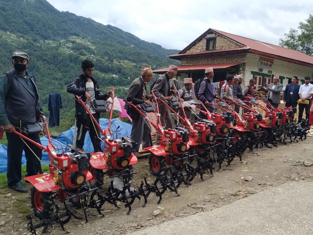 सोलुखुम्बुमा डेढ सय किसानले पाए कृषि यन्त्र उपकरण