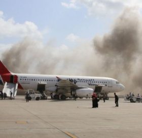 यमनको दक्षिणी भागमा रहेको एडन सहरस्थित विमानस्थलमा भएको आक्रमणमा कम्तीमा २२ जनाको मृत्यु