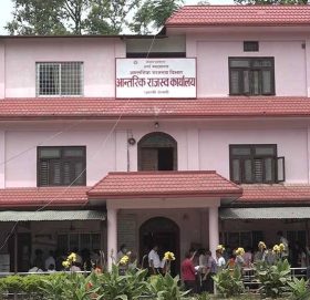 भन्सार छली ल्याइएको गाडी र कपडा बरामद