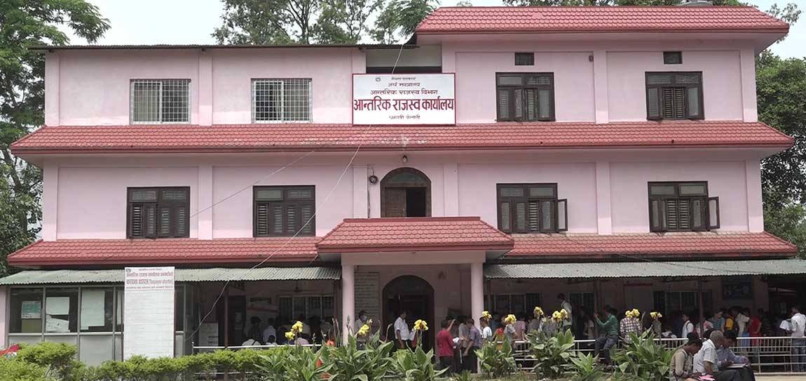 भन्सार छली ल्याइएको गाडी र कपडा बरामद