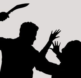 सोलुखुम्बु माप्यमा एक महिला माथी खुकुरी प्रहार