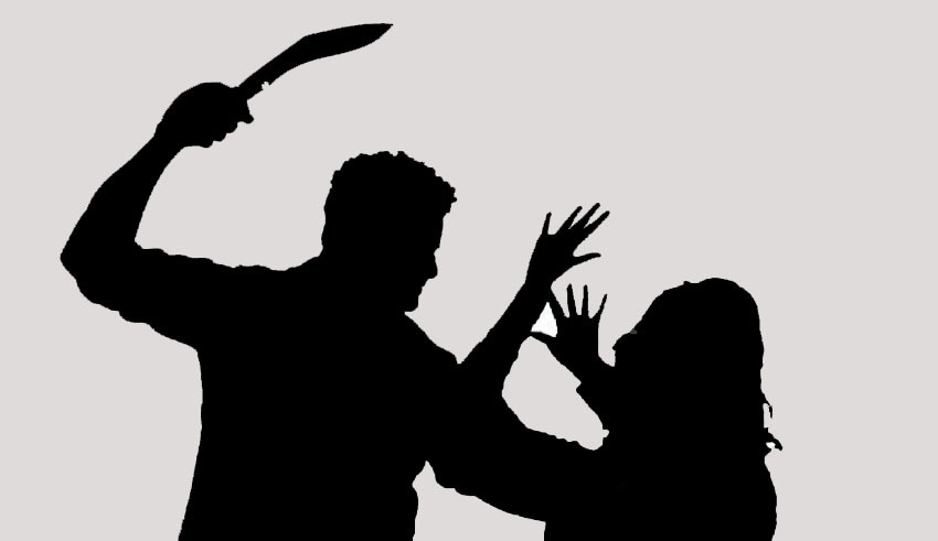 सोलुखुम्बु माप्यमा एक महिला माथी खुकुरी प्रहार