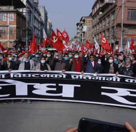 काठमाडौंमा प्रचण्ड–माधव समूहको शक्ति प्रदर्शन