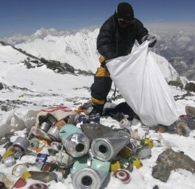 सगरमाथाको फोहोरमा कला भर्दै नेक्स्ट सेन्टर