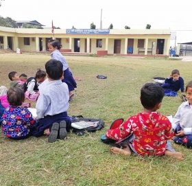 भुइँमा बसेर पढ्न बाध्य विद्यार्थी