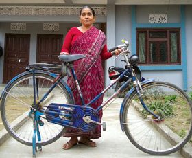 स्वास्थ्य स्वयंमसेविकालाई साइकल वितरण