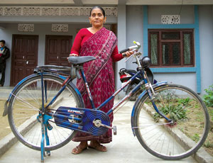 स्वास्थ्य स्वयंमसेविकालाई साइकल वितरण