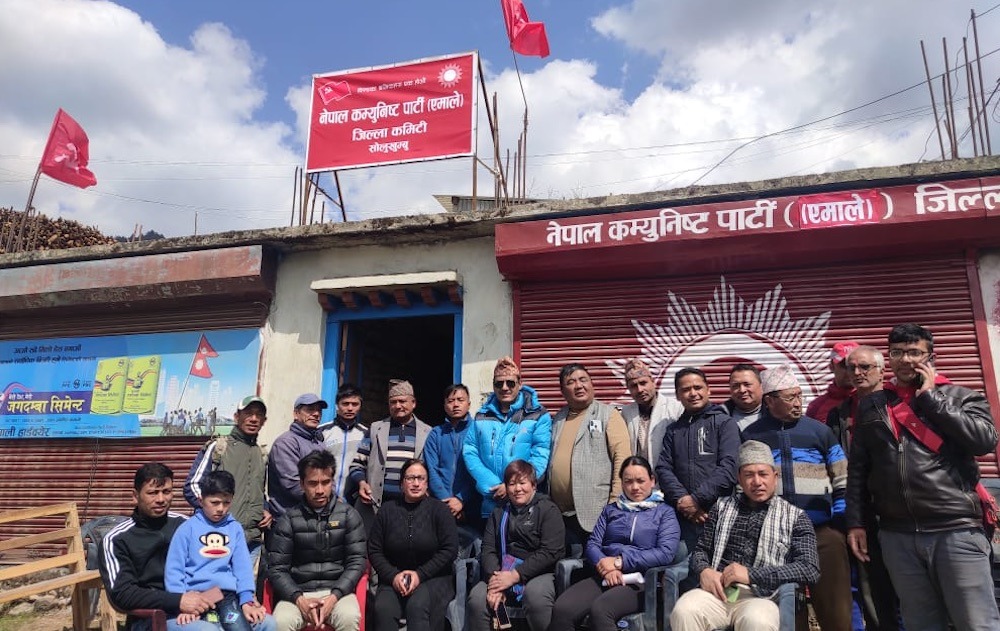 नेकपा एमाले सोलुखुम्बुले पार्टी कार्यालयमा राख्यो बोर्ड