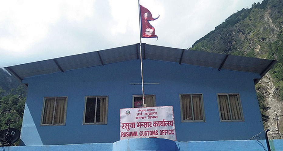 चिनियाँ नाकाबाट दैनिक सात कन्टेनर सामग्री भित्रिँदै