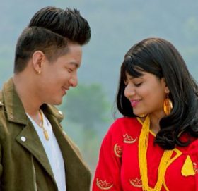 आङगेलु र मीनाको ‘के साह्रो राम्री चोलीमा बजारमा