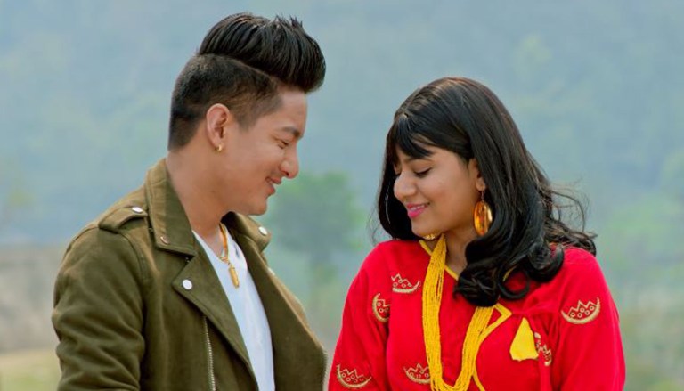 आङगेलु र मीनाको ‘के साह्रो राम्री चोलीमा बजारमा