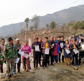 थुलुङ दुधकोशी गाउँपालिका लोखिमको कृषकलाई बंगुरको विर वितरण