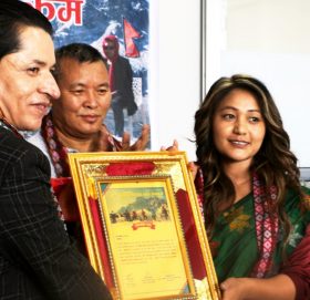 किर्तिमानी गायिका बबिना किराँती ” साहसी कला सम्मान २०७८” द्वारा सम्मान