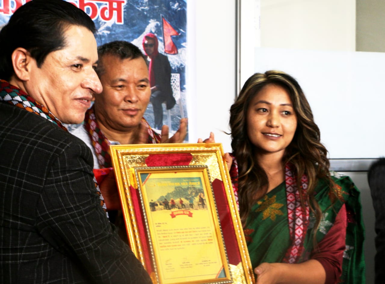 किर्तिमानी गायिका बबिना किराँती ” साहसी कला सम्मान २०७८” द्वारा सम्मान