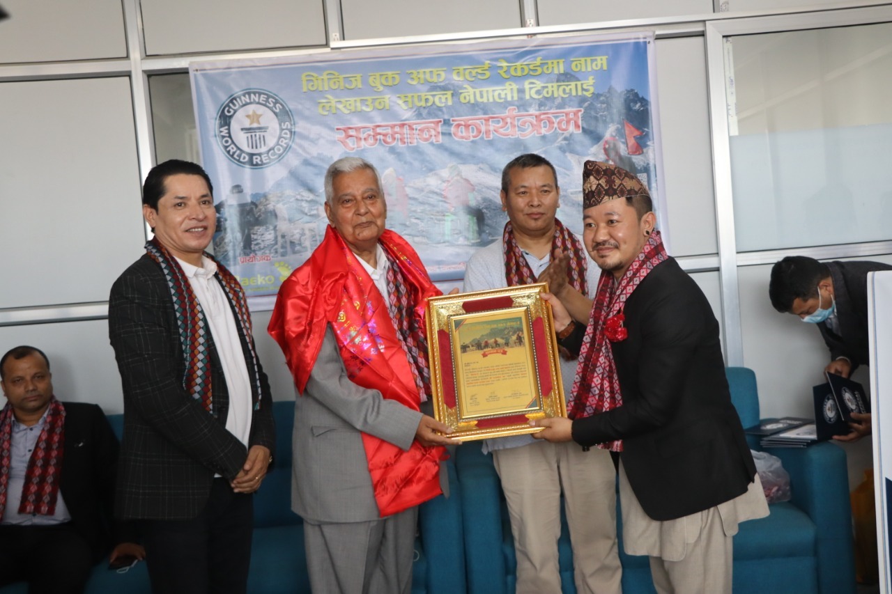 निर्देशक दुर्लभ जन्तरेको गोक्यो रि ले गिनिज बुकमा नाम लेख्यो