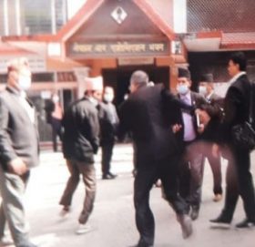 वकिलबीच नेपाल बार परिसरमा कुटाकुट