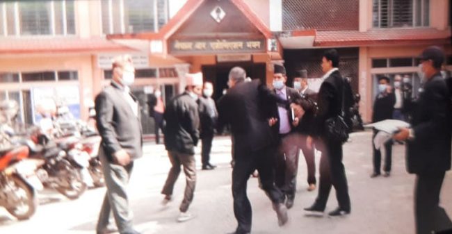 वकिलबीच नेपाल बार परिसरमा कुटाकुट