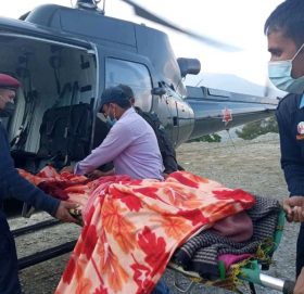 सोलुखुम्बुबाट एक सुत्केरीको हेलिकोप्टर मार्फत उद्धार