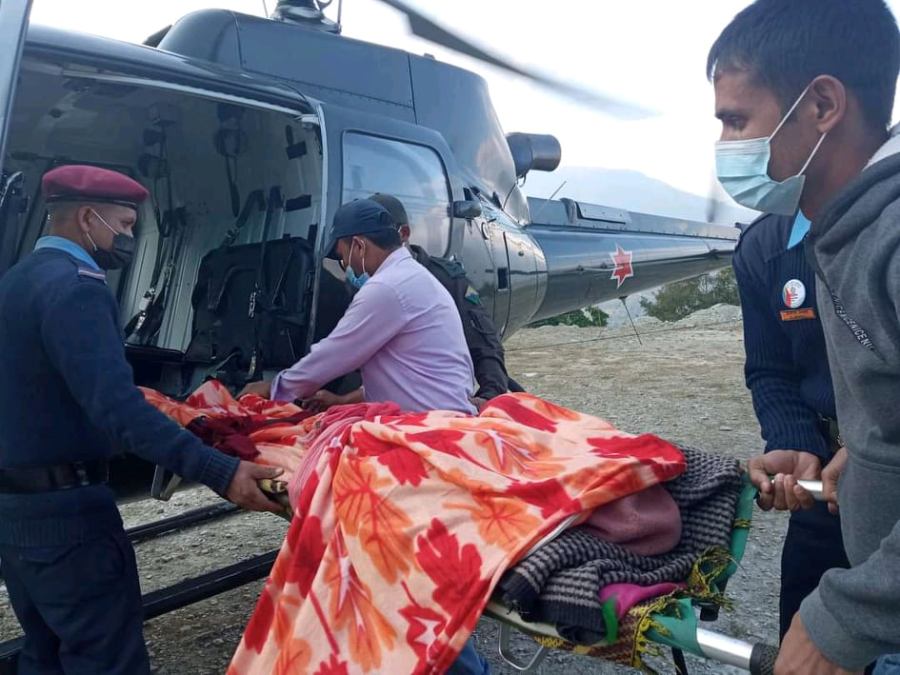 सोलुखुम्बुबाट एक सुत्केरीको हेलिकोप्टर मार्फत उद्धार