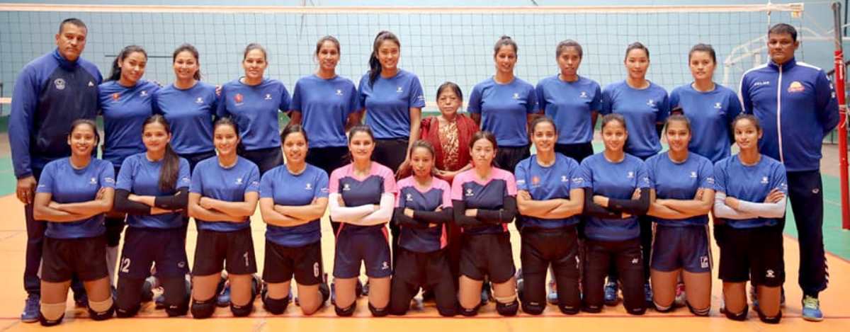 राष्ट्रिय महिला भलिबल टोलीलाई पुरस्कार प्रदान गरिँदै