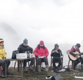 विश्वकै अग्लो स्थानमा म्यूजिक भिडियो छायांकन गर्ने पाँच युवाले लेखाए गिनिज बुकमा नाम