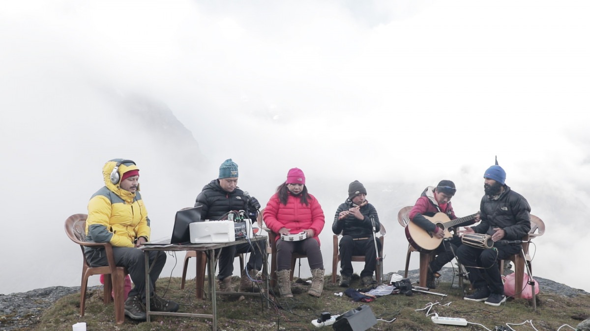 विश्वकै अग्लो स्थानमा म्यूजिक भिडियो छायांकन गर्ने पाँच युवाले लेखाए गिनिज बुकमा नाम