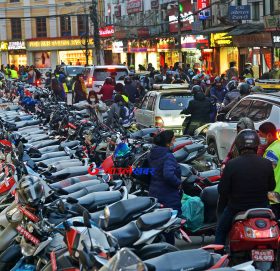 अस्तव्यस्त सडक, जताततै पार्किङ्ग (फोटोफिचर)