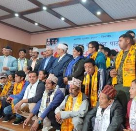 माओवादी केन्द्रका बिजयी वाडाध्यक्ष सहित ६४ जना एमालेमा प्रवेश