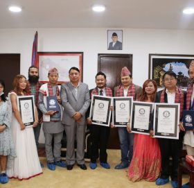 विश्व किर्तिमानीलाई प्रमाणपत्र हस्तान्तरण