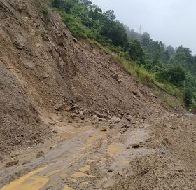 बाढीले मेलम्ची–हेलम्बु सडक अवरुद्ध