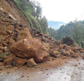 खुर्कोट अक्करे भीरको पहिरोले सोलु–काठमाण्डौ सडक यात्रा ठप्प