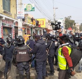 दुईवटा सार्वजनिक गाडीमा तोडफोड