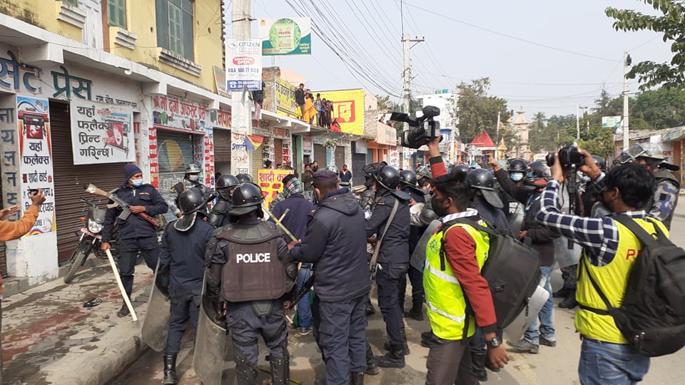 दुईवटा सार्वजनिक गाडीमा तोडफोड