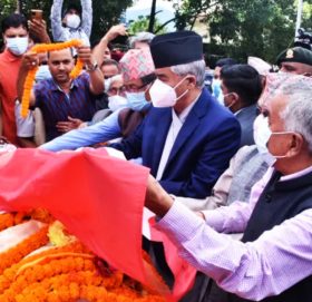 प्रधानमन्त्री देउवाबाट गिरीप्रति श्रद्धाञ्जली