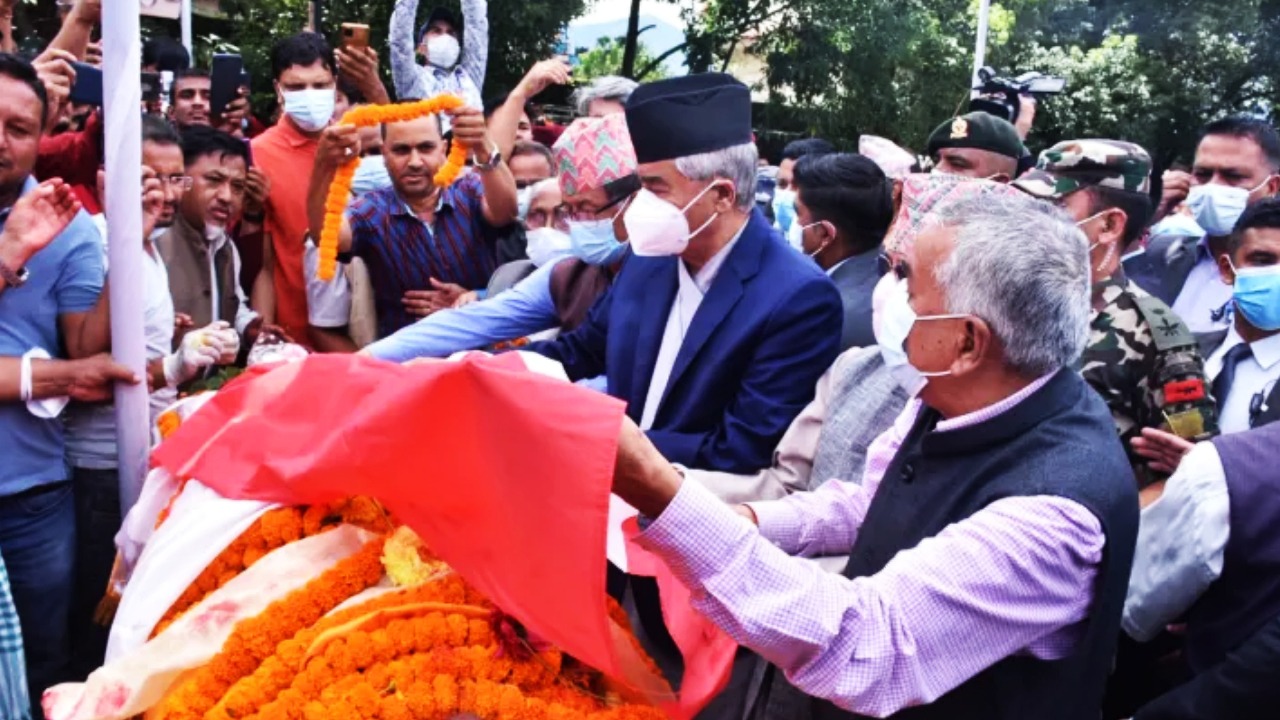 प्रधानमन्त्री देउवाबाट गिरीप्रति श्रद्धाञ्जली
