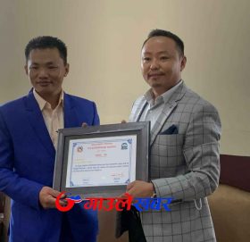 थुलुङदुधकोशीका दुई प्रमुख प्रशासकिय अधिकृत सम्मानित