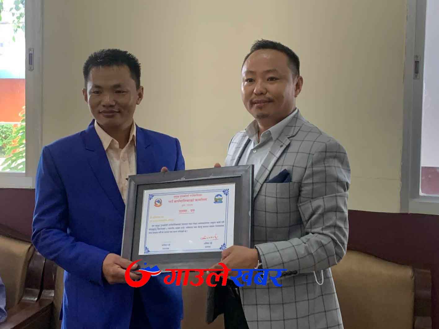 थुलुङदुधकोशीका दुई प्रमुख प्रशासकिय अधिकृत सम्मानित