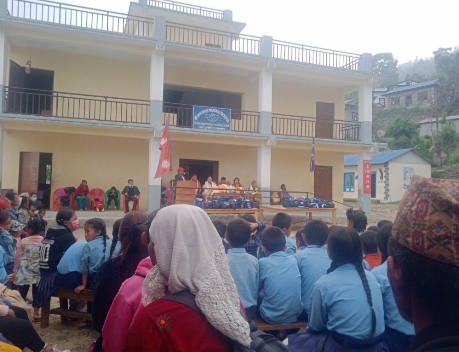 मनभिसो फाउण्डेसनद्वारा माप्यका ४ सय भन्दा बढिलाई पोषाक वितरण