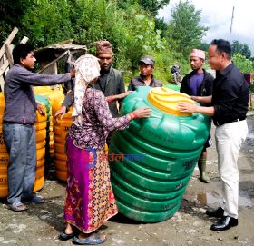 थुलुङ दुधकोशी-८ देउसामा हिल ट्याङ्की वितरण