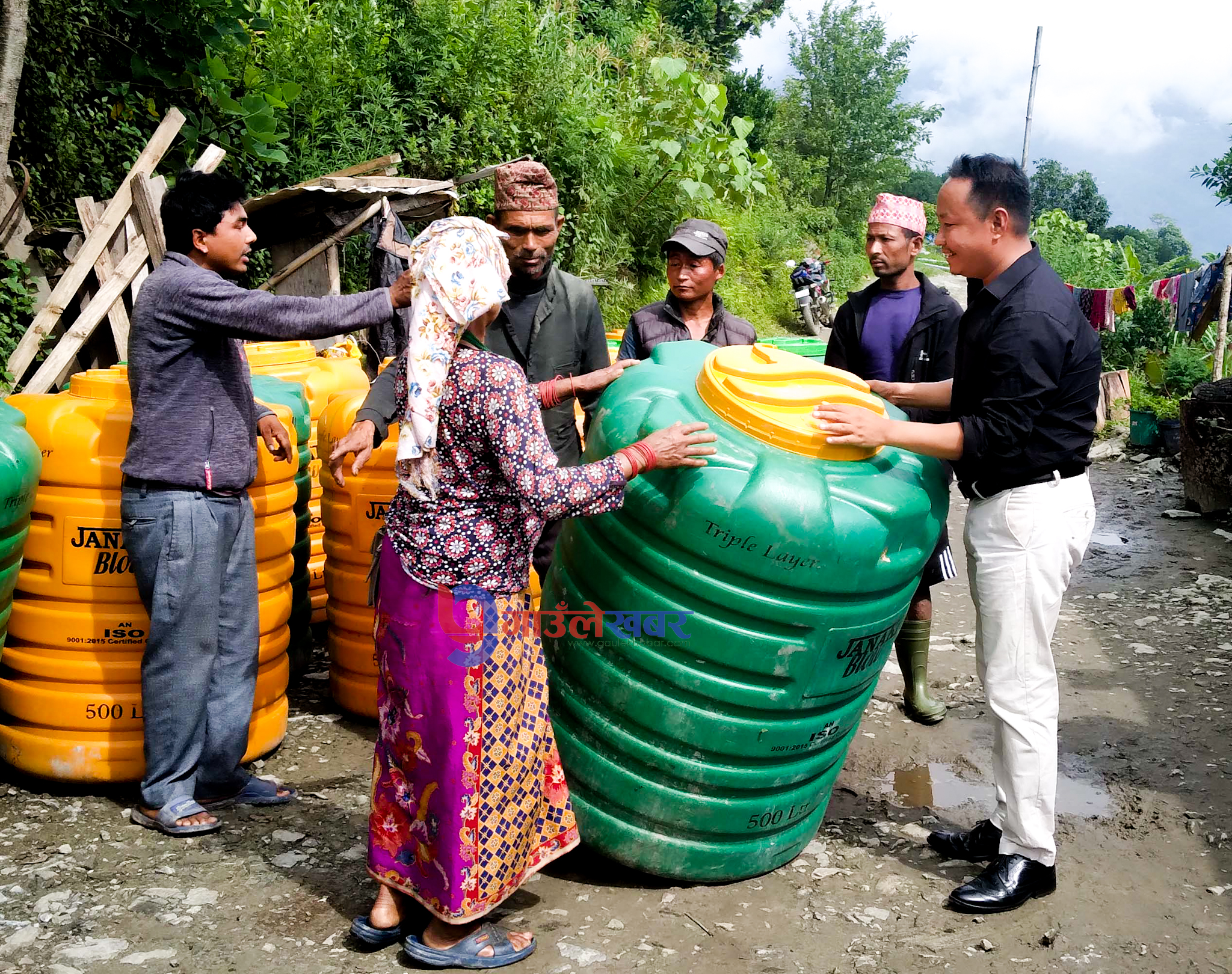 थुलुङ दुधकोशी-८ देउसामा हिल ट्याङ्की वितरण