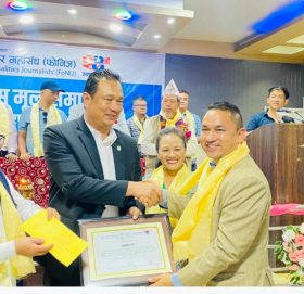फोनिज राष्ट्रिय पत्रकारिता सम्मान–२०८० दिलीप थापा