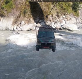 दुधकोशी पारी फसेका सवारी साधन कोशी तार्ने काम सुरु