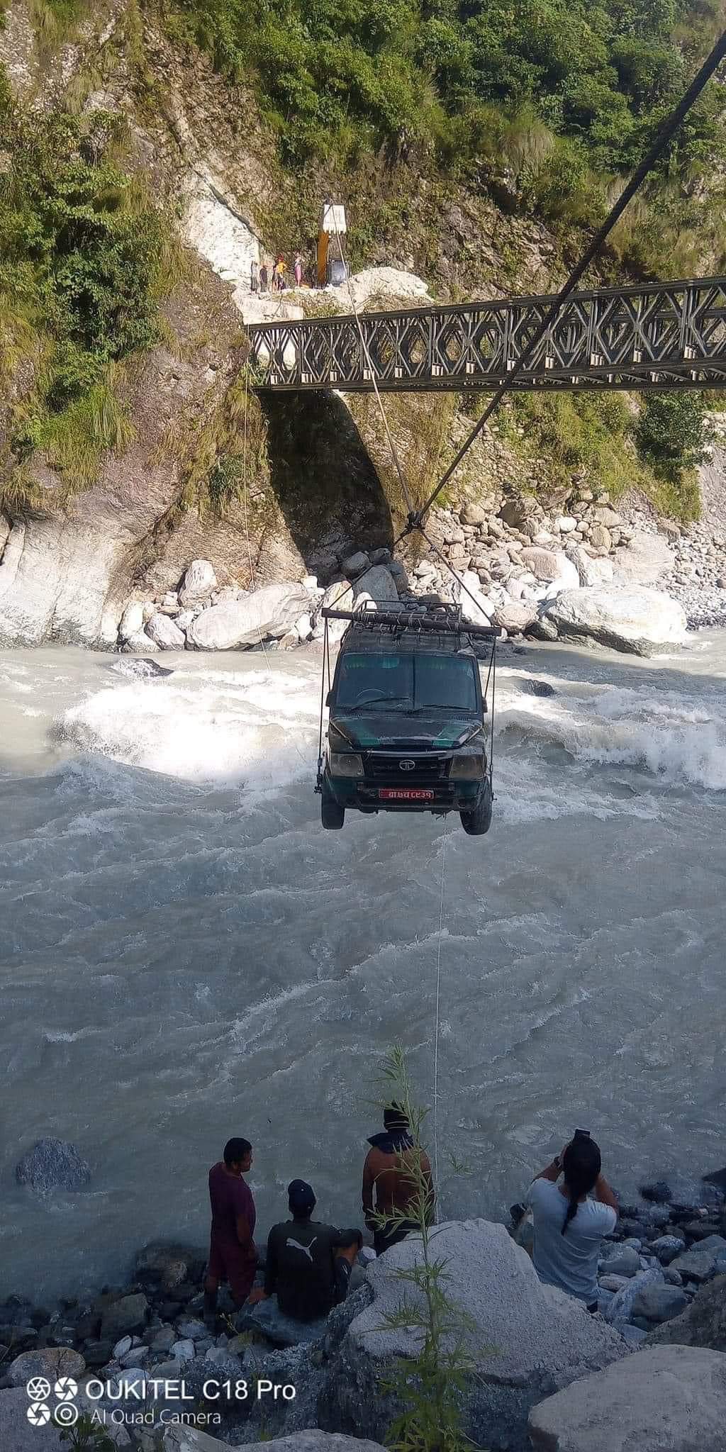 दुधकोशी पारी फसेका सवारी साधन कोशी तार्ने काम सुरु