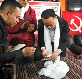 जनतासँग माओवादी विशेष रुपान्तरण’ अभियान खुम्बुमा शहिद परिवारलाई सम्मान, युवालाई भलिबल